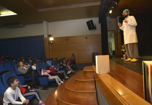 350 nenos acudiron ao auditorio para presenciar un espectáculo contacontos